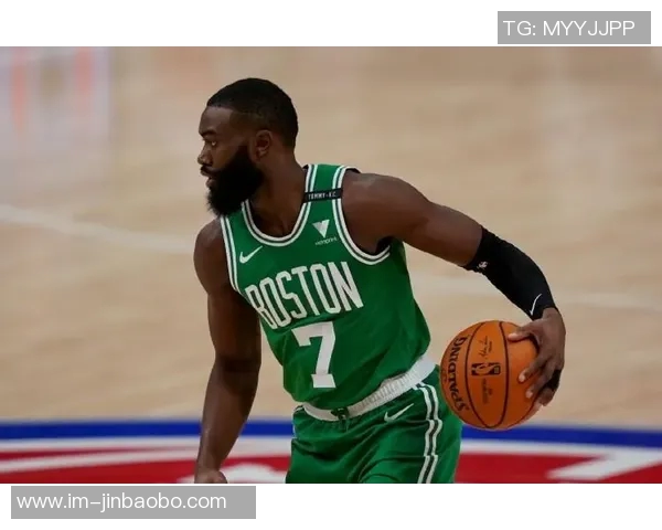 杰伦布朗全能表现31投12中砍下33分并贡献10篮板5助攻2抢断2盖帽